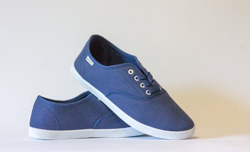 Paar Blauwe Sneakers Met Veters