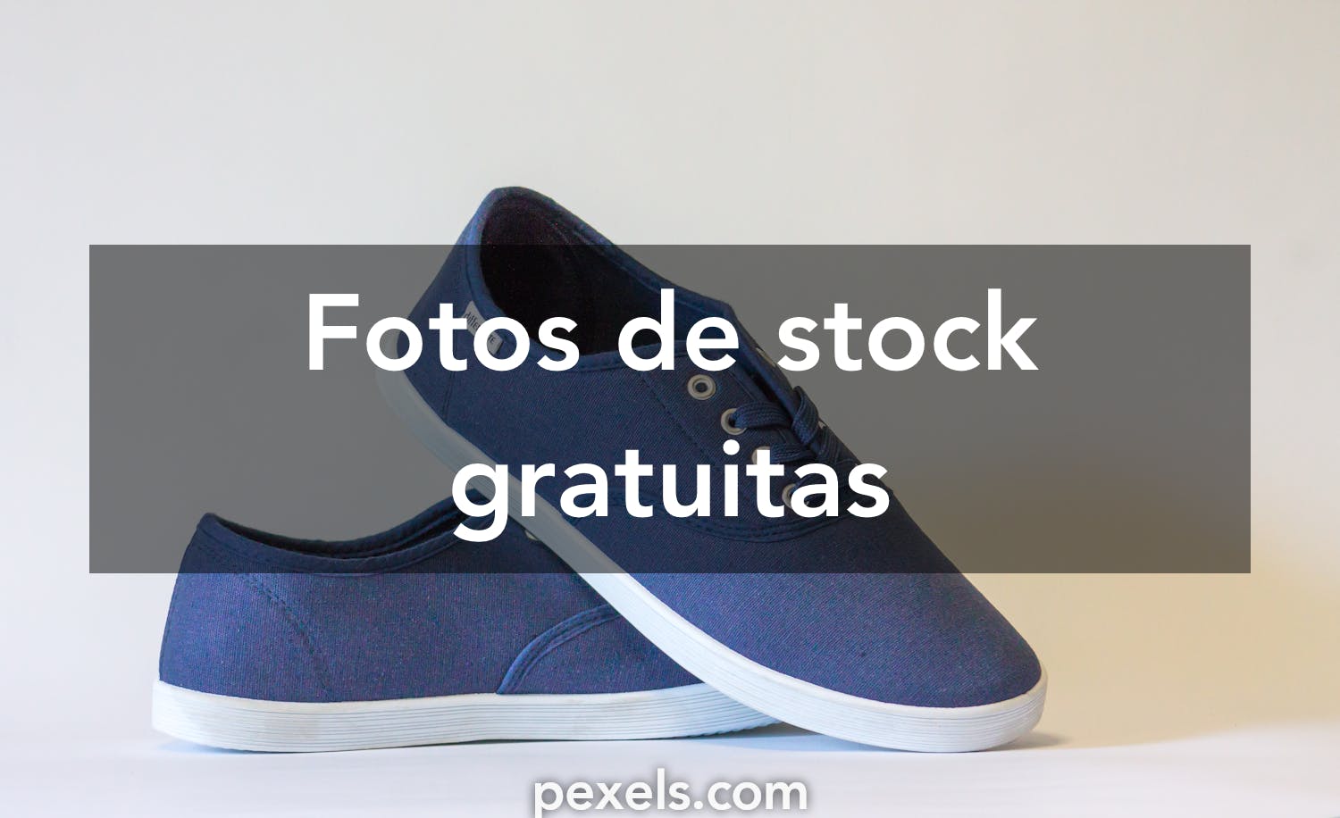 Zapatillas Blancas En Piernas De Niña En Jeans Azules Foto de stock y más  banco de imágenes de A la moda - iStock
