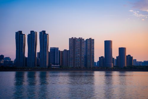 Free Stunning view of Hangzhou's skyline at sunset, showcasing modern skyscrapers and serene waters. Stock Photo
