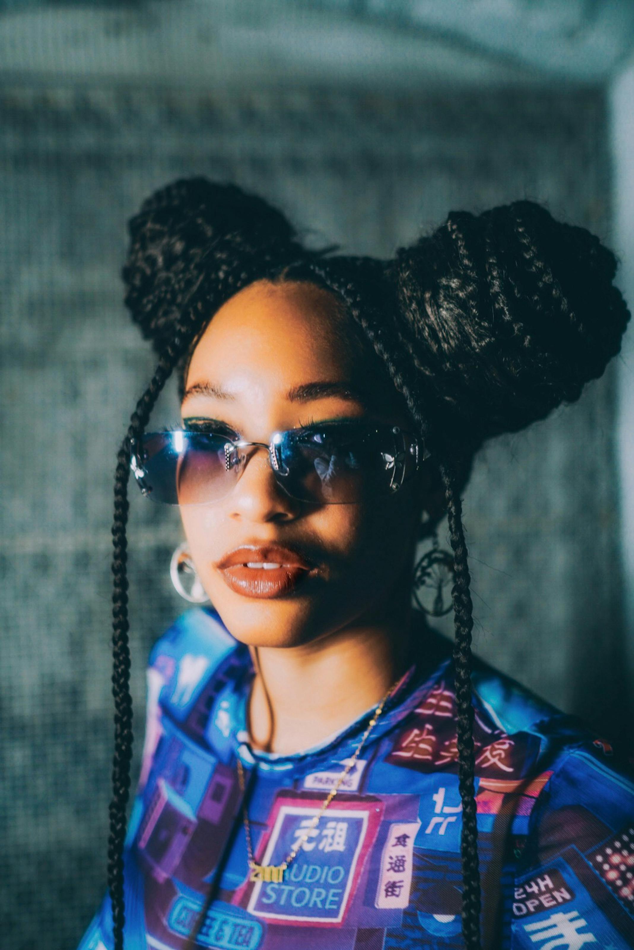 grátis Menina Bonita Que Tem Tranças Com óculos Foto profissional