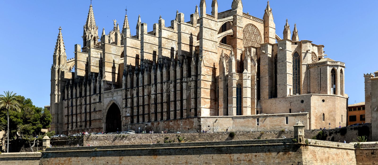 Majestic Gothic cathedral facade in Palma, Mallorca, Spain by the waterfront. — flights from Berlin to Palma