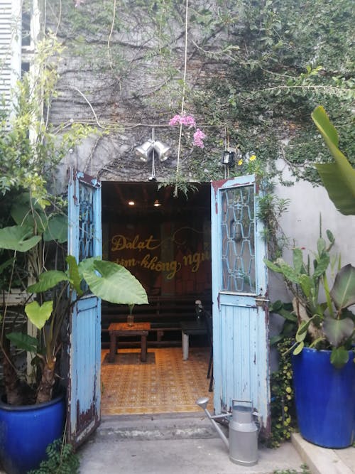 Foto profissional grátis de a porta, cafeteria dalat, cafeteria em dalat