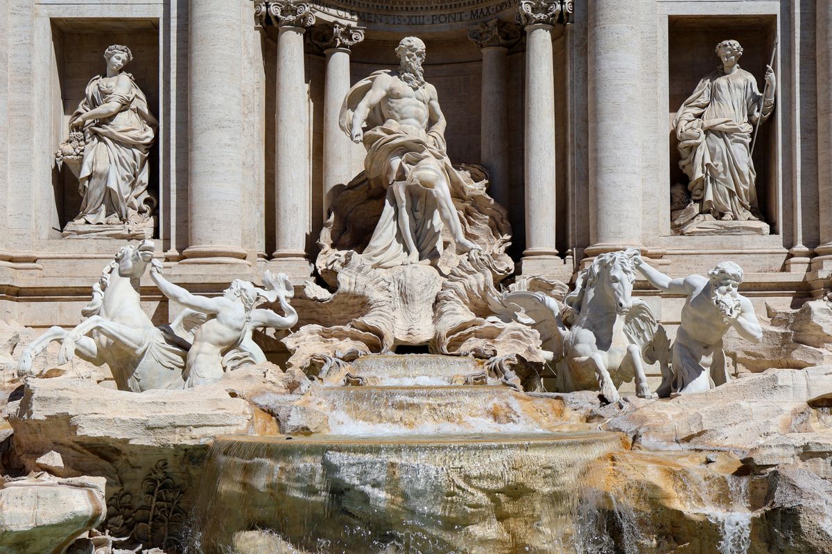 Fontana di Trevi din Roma, cu sculpturile baroce și apa turcoaz