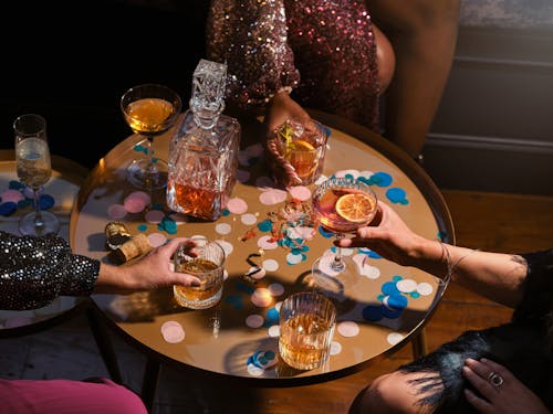 Weibliche Whiskey Trinkerinnen, Freunde, Weihnachten, Neujahr, Party, Cocktails 8089 (Quelle: Our Whisky Foundation Christina Kernohan)