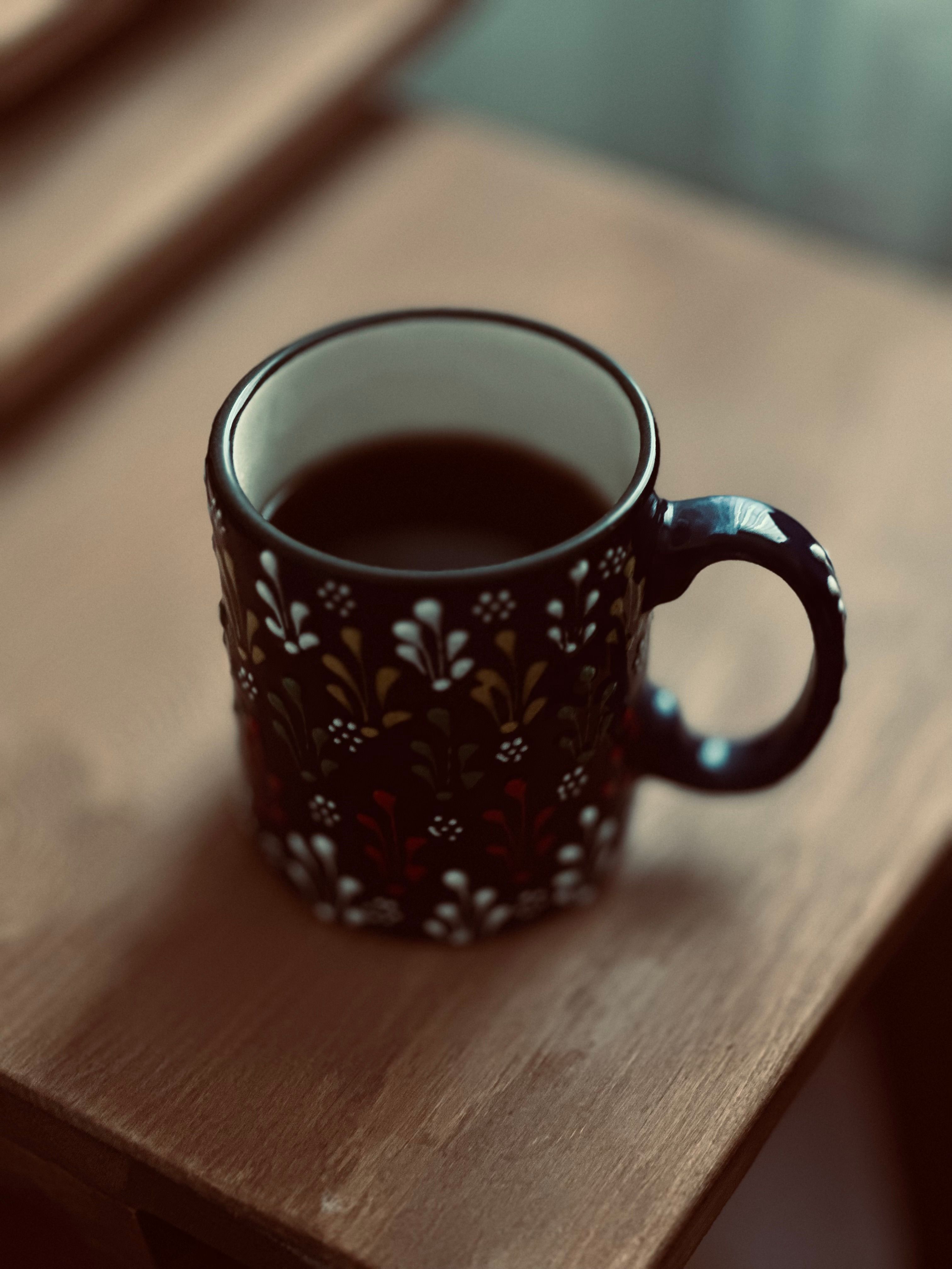 Free Artistic close-up of a decorated mug with a hot drink on a wooden table. Perfect cozy vibe. Stock Photo