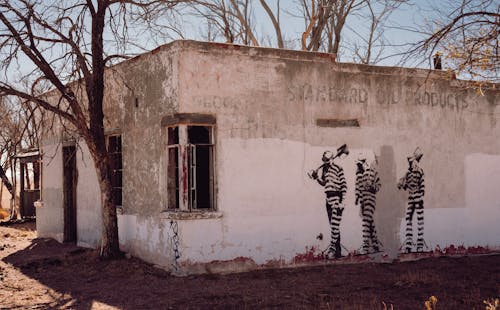 Kostenloses Stock Foto zu bäume, gebäude außen, graffiti