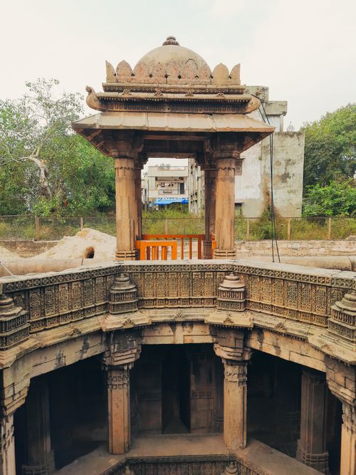Free Stone architecture of a traditional Indian stepwell with intricate carvings and columns. Stock Photo