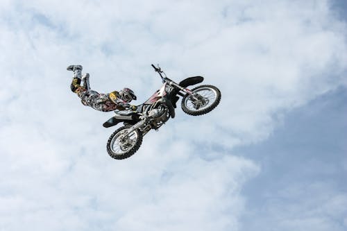 無料 空中でスタントをしているオートバイライダー 写真素材
