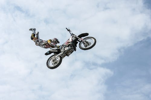 Midair'de Stunts Yapan Motosiklet Sürücüsü