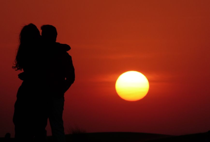 Online dating: starting a conversation on a niche platform