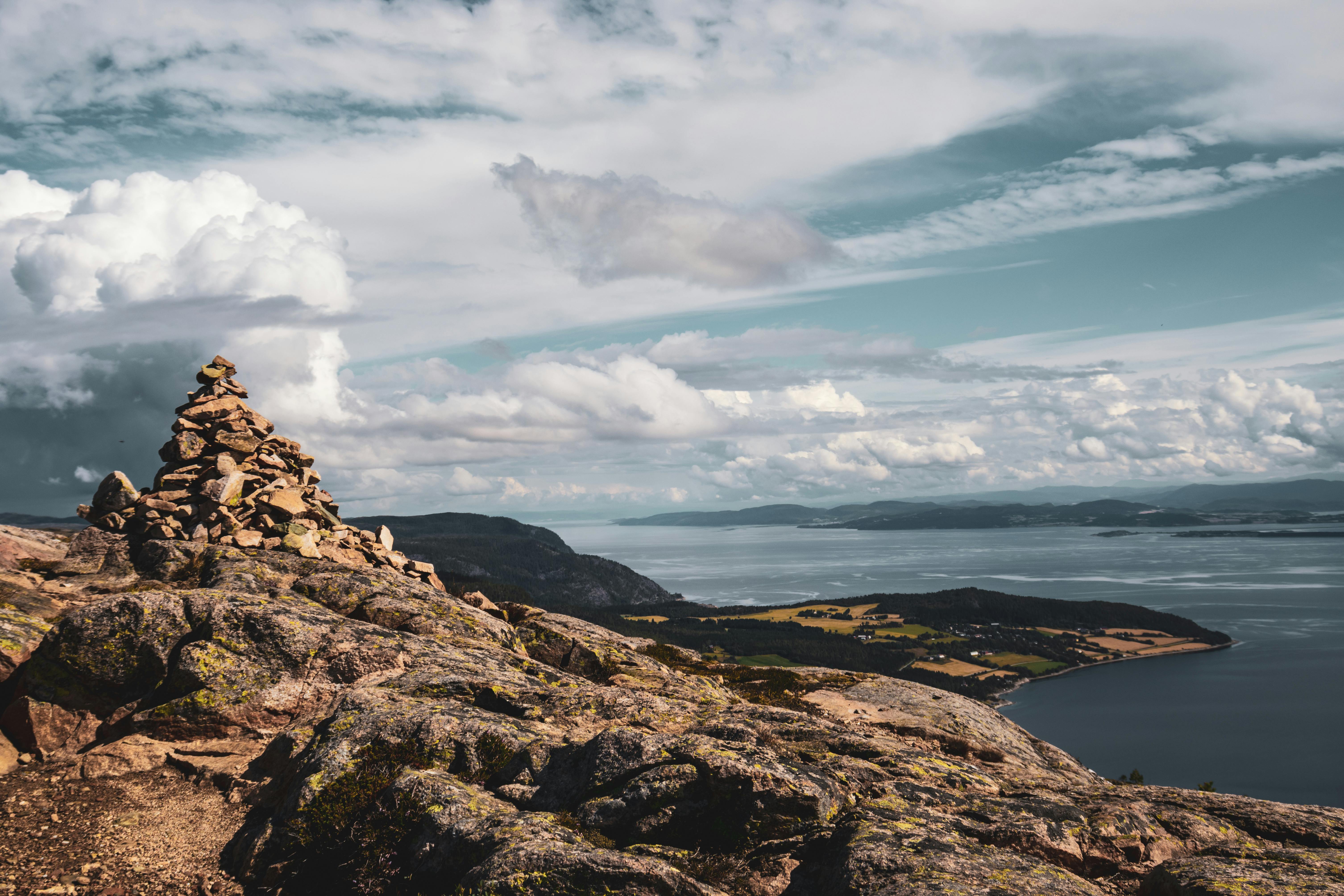 Norveç'in muazzam fiyort ve dağ manzarası eşliğinde, doğayla iç içe huzurlu ve hayalleri süsleyen bir manzara.