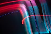 在抽象艺术构图中，动态而丰富多彩的长曝光光呈现为条纹