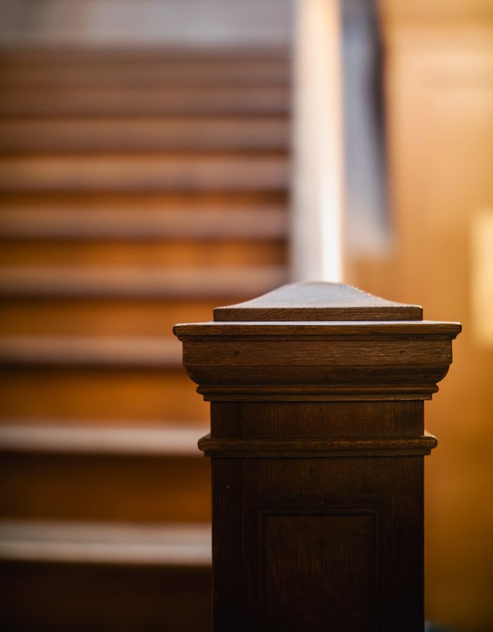 Main courante et rampe d'escalier en bois dans un intérieur chaleureux