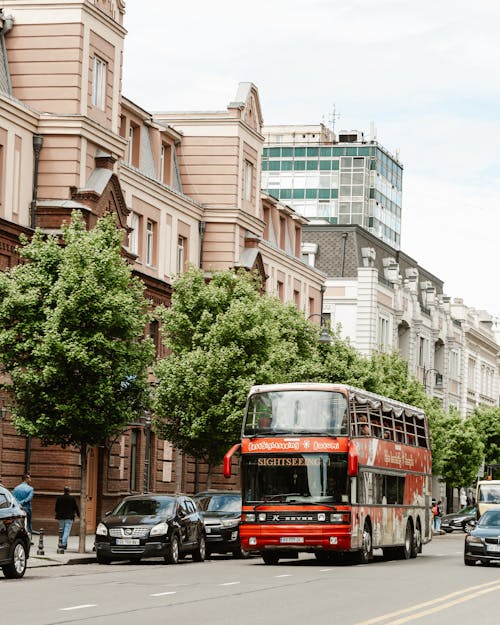 Foto d'estoc gratuïta de autobús, barri antic, carrer