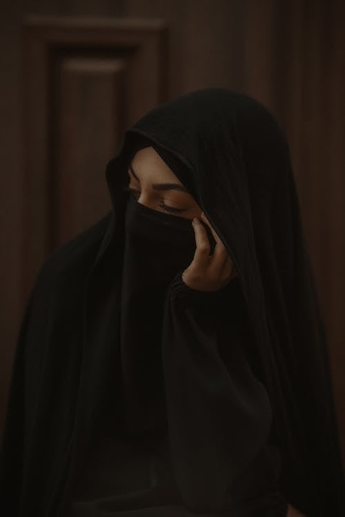 Gratis stockfoto met bedekkend gezicht, donker, hijab