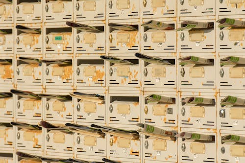 Gratis arkivbilde med aviser, bokser, containere