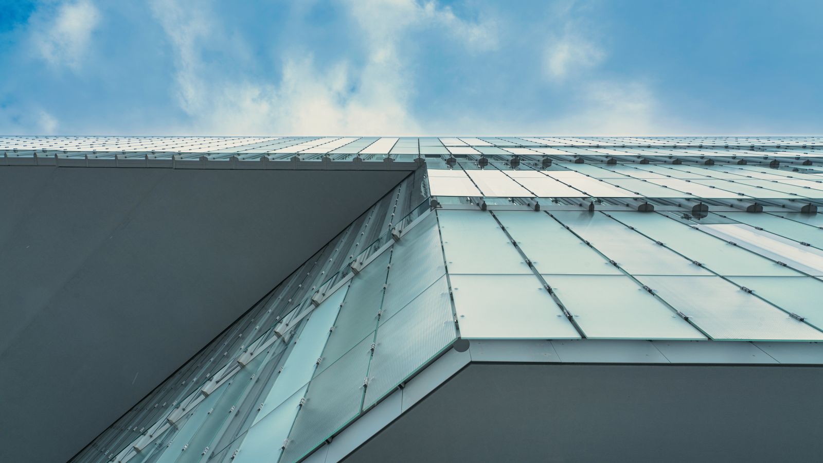 Fachada de vidro moderna em edifício comercial