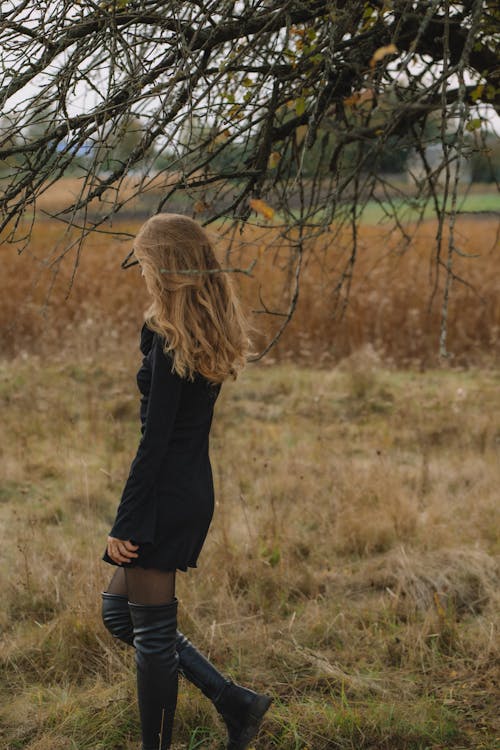 Ingyenes stockfotó csizma, fa, fekete ruhák témában