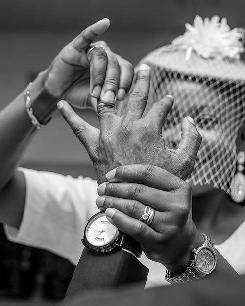 Foto stok gratis cincin kawin, hitam & putih, jam tangan