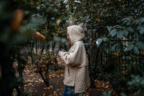 Ilmainen kuvapankkikuva tunnisteilla candid-kuva, lehdet, naine