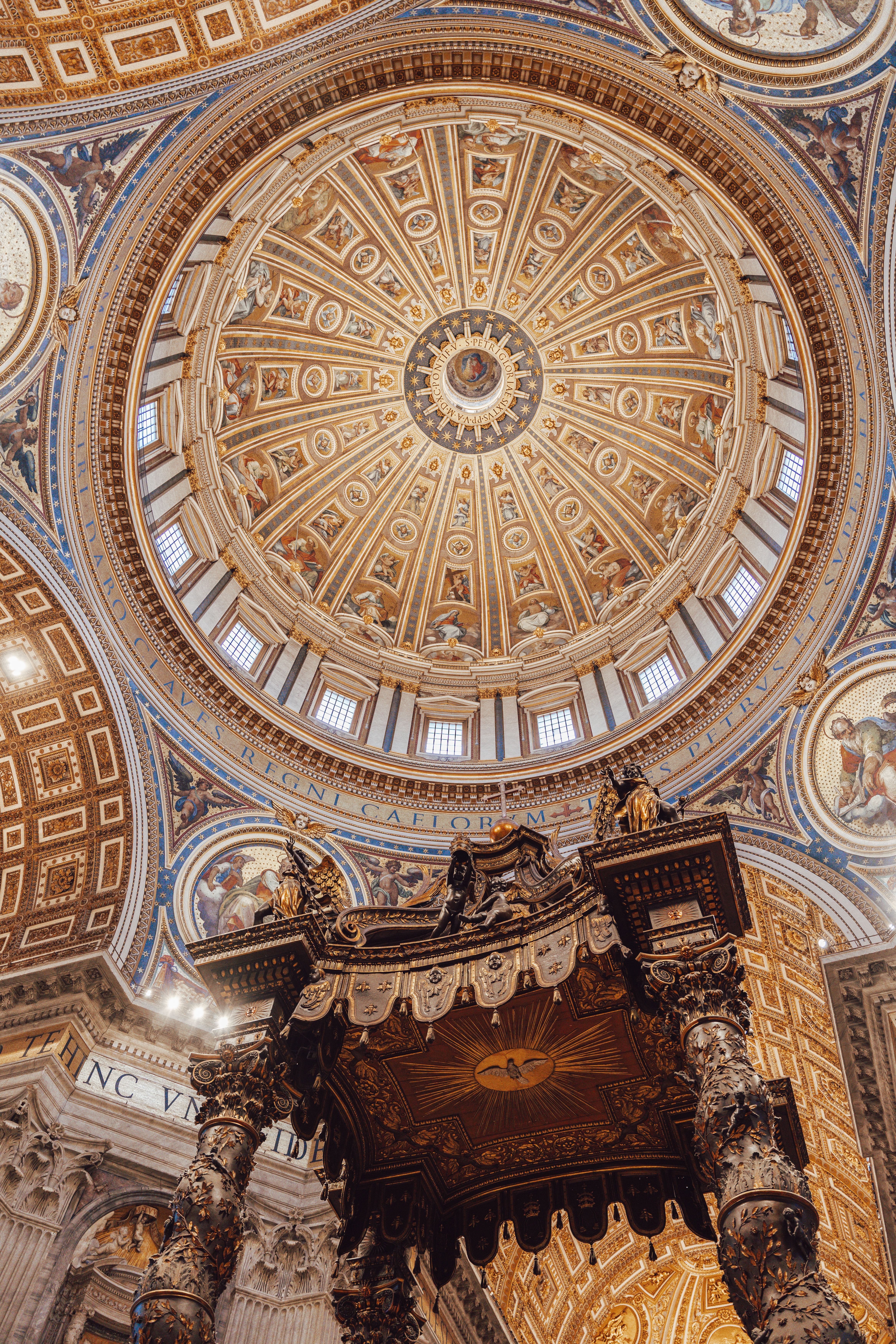 Breathtaking uitzicht op de versierde koepel binnen de Sint-Pietersbasiliek in Rome, met de nadruk op de ingewikkelde details.