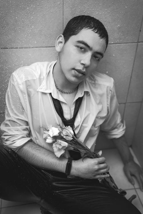 adam, Beyaz gömlek, Çiçekler içeren Ücretsiz stok fotoğraf