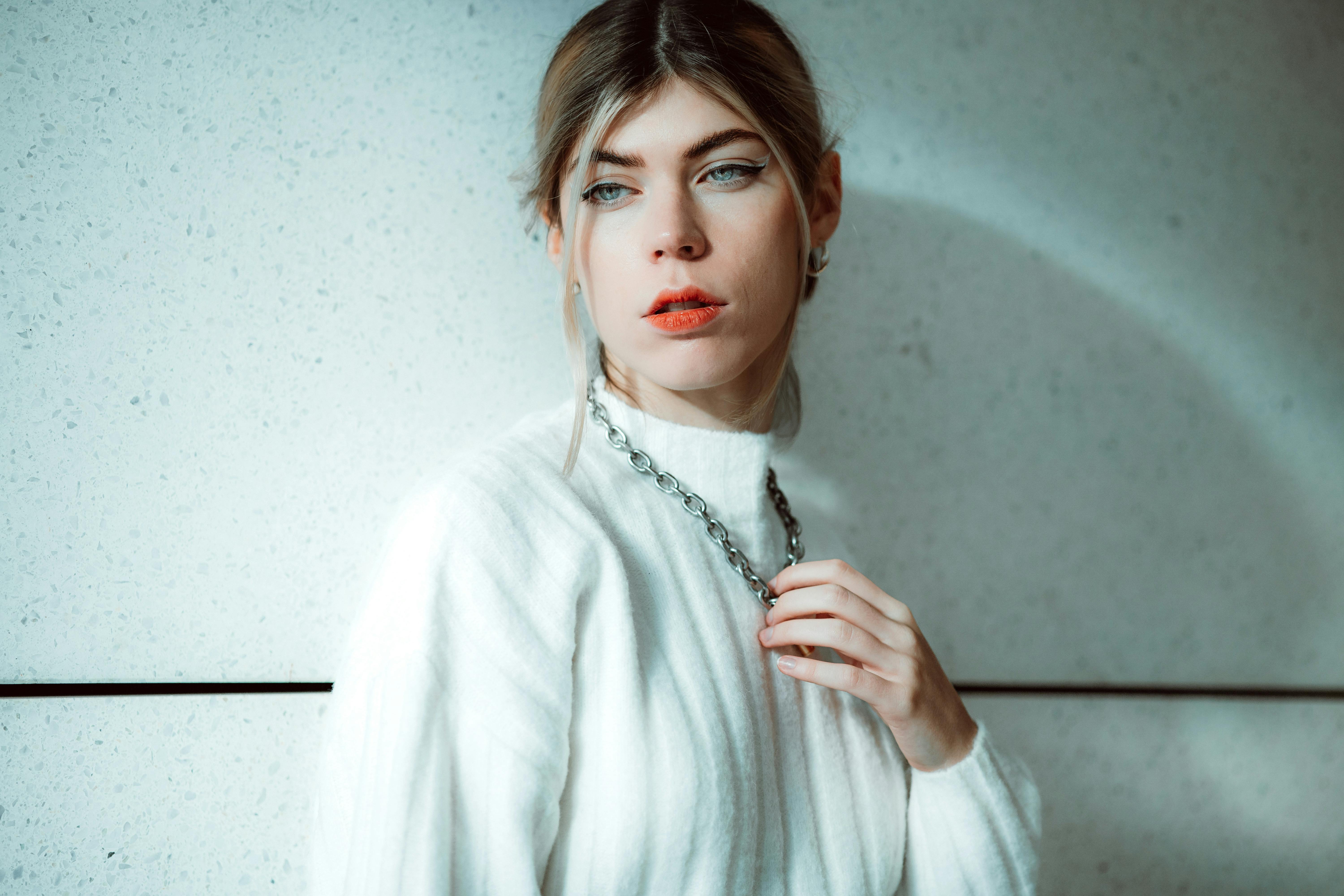 bezplatná Základová fotografie zdarma na téma #krytý, bílé pozadí, bílý svetr Základová fotografie