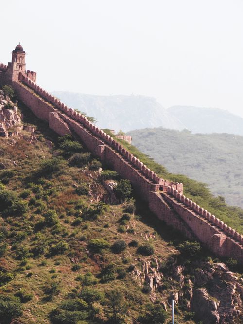 Free A historic wall stretches over a hilly landscape in Rajasthan, highlighting India's rich architectural heritage. Stock Photo
