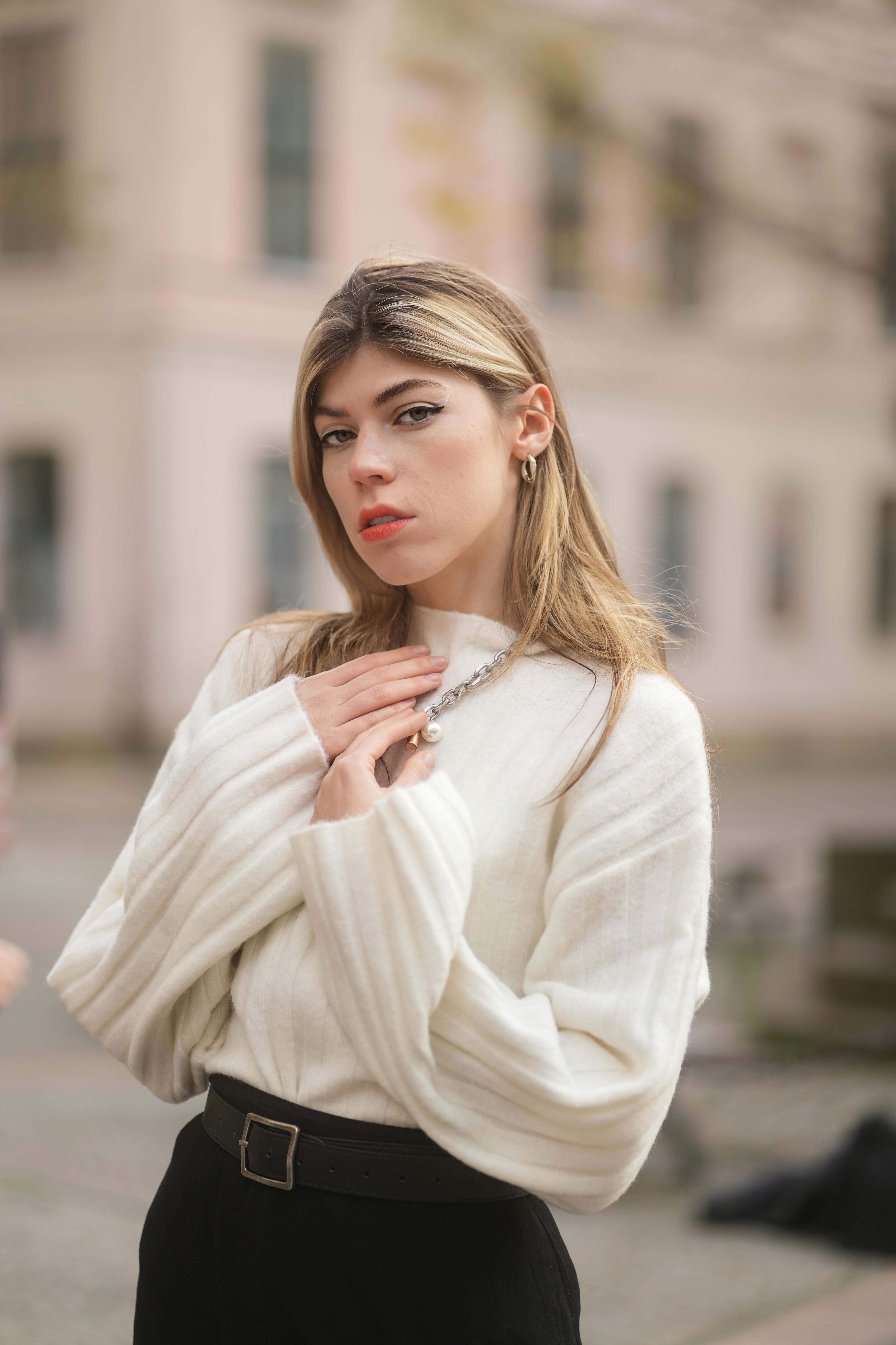 bezplatná Základová fotografie zdarma na téma bílý svetr, blond, černé kalhoty Základová fotografie