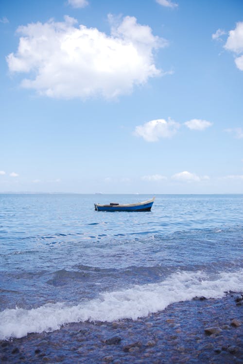 Foto profissional grátis de à beira-mar, barco, beira-mar