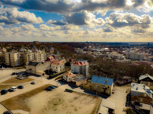 Безкоштовне стокове фото на тему «автомобілі, архітектури. місто, блакитне небо»