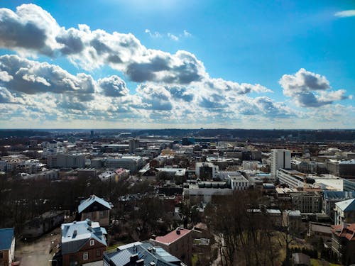 Безкоштовне стокове фото на тему «архітектури. місто, блакитне небо, дахи»