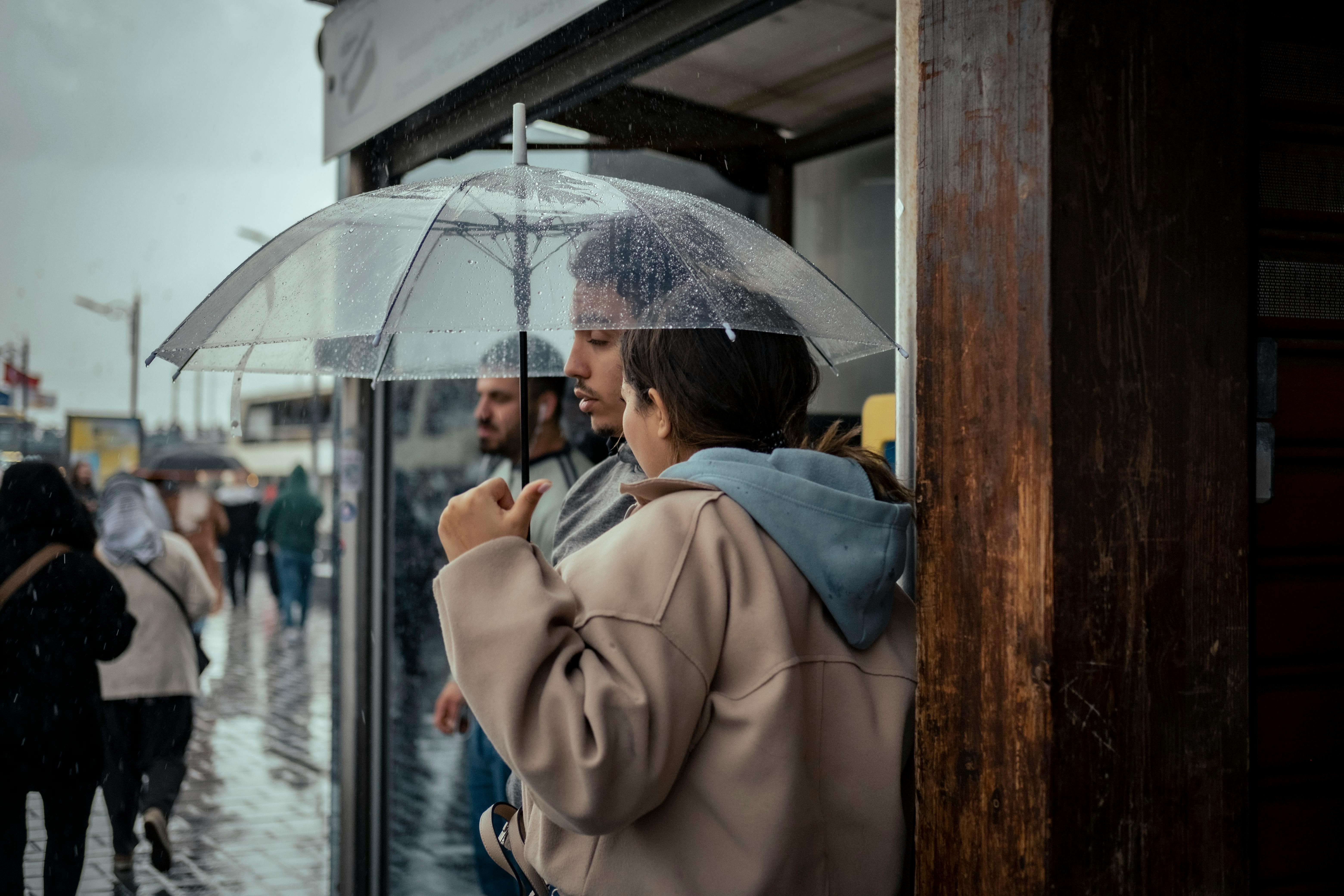 雨天公車站牌與人群