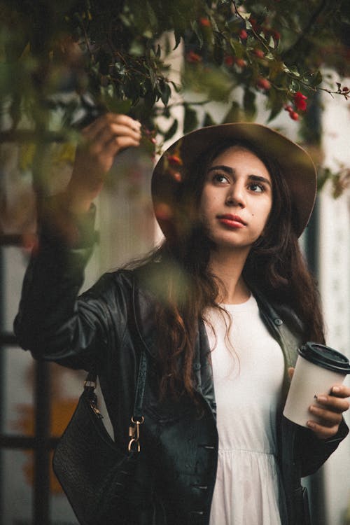 Gratis stockfoto met aandoenlijk, hoed, knappe vrouw