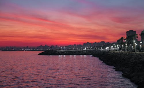 akşam karanlığı, aydınlatılmış, deniz kenarı içeren Ücretsiz stok fotoğraf