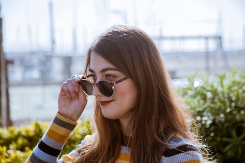 Foto Der Frau, Die Ihre Sonnenbrille Hält