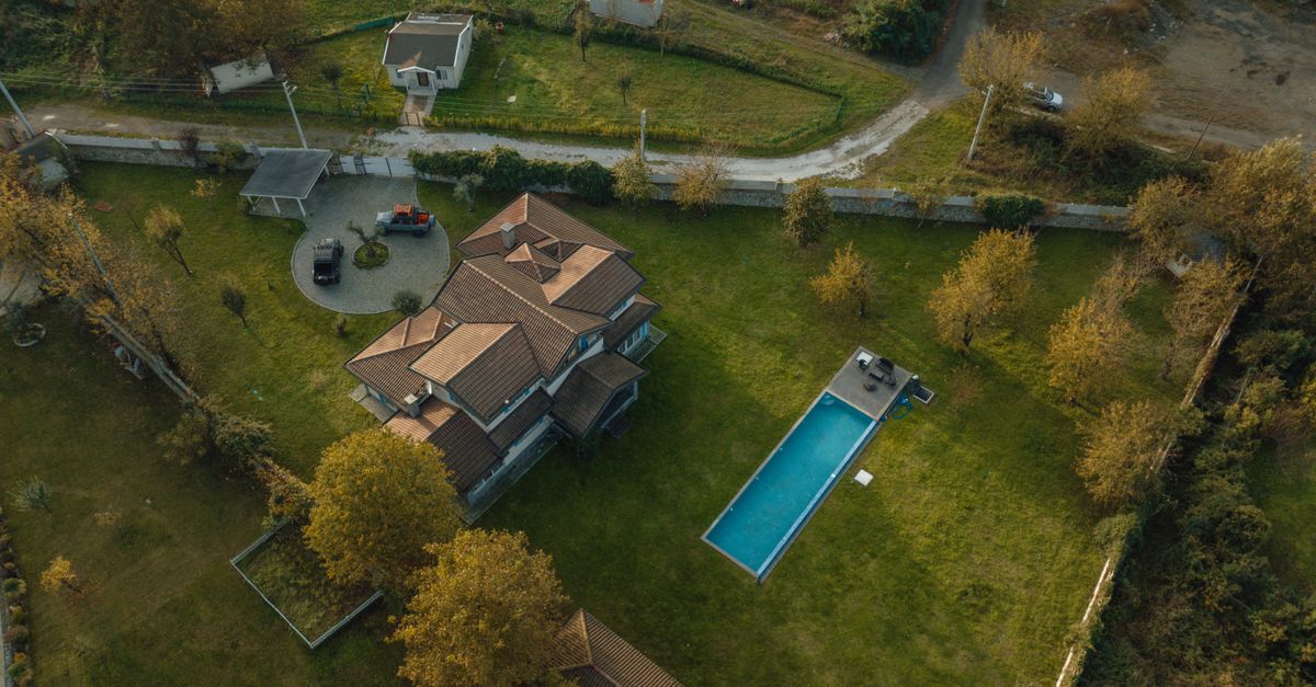 Aerial view of a villa with a swimming pool in the rural landscape of İzmit, Türkiye.
