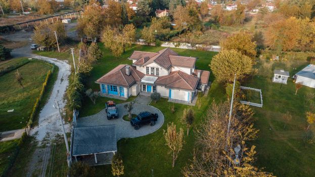 A beautiful villa surrounded by fall foliage in İzmit, Türkiye, captured from above.