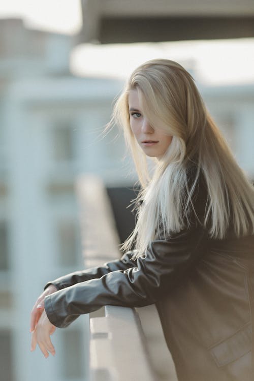 Základová fotografie zdarma na téma blond, dlouhé vlasy, městský