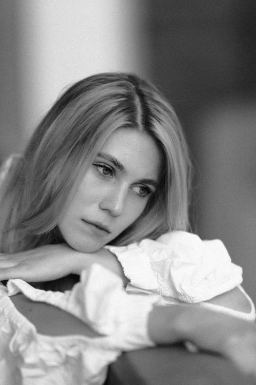 Free Black and white portrait of a woman in an elegant pose, looking contemplative. Stock Photo