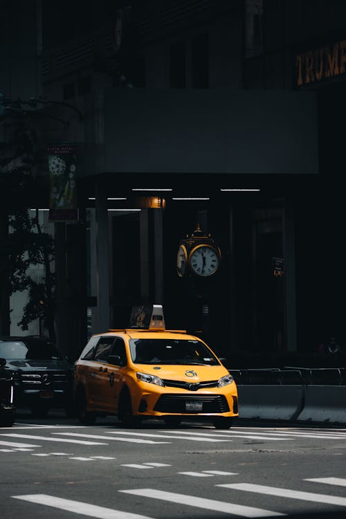 Kostenloses Stock Foto zu auto, fahrzeug, gelb