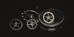 图像详细展示了复杂的金属齿轮和机械装置，呈现出一种黑暗的美感