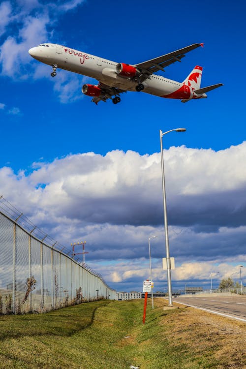 Immagine gratuita di aeroplano, basso, cielo azzurro