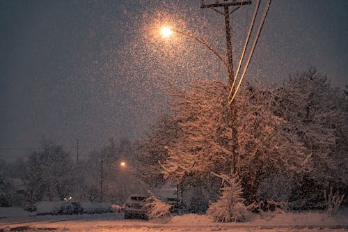 Foto profissional grátis de lâmpada de rua, neve pesada, noite da cidade