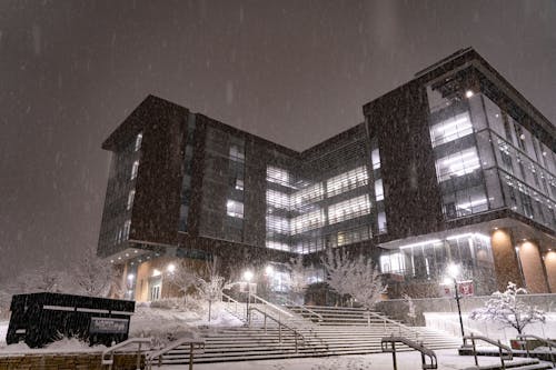 Foto profissional grátis de neve pesada, noite da cidade, universidade