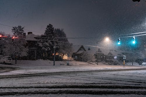 Foto profissional grátis de junção, neve pesada, noite da cidade