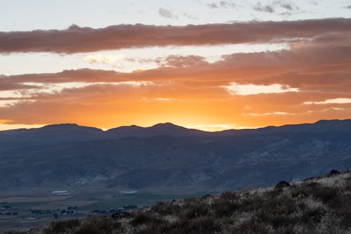 Foto profissional grátis de paisagem montanhosa, pôr do sol