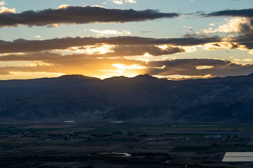 Foto profissional grátis de paisagem montanhosa, pôr do sol