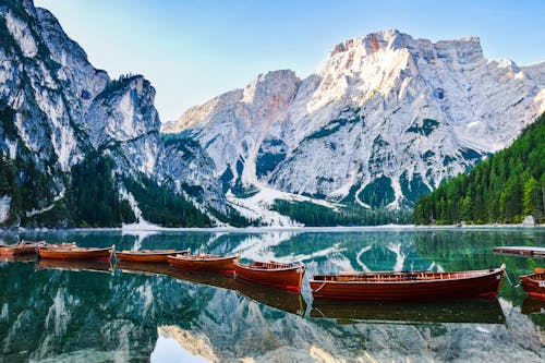 Foto profissional grátis de Alpes, árvores, barcos