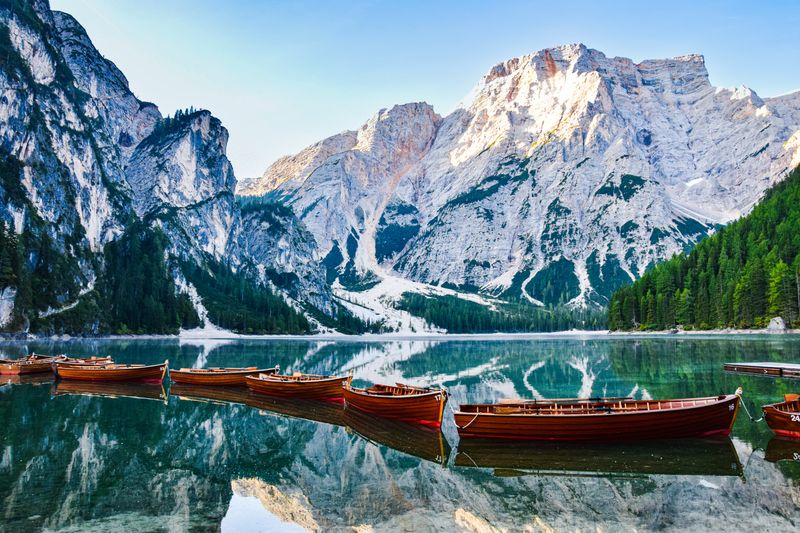 Bărci de lemn aliniate la pontonul Lacului Braies